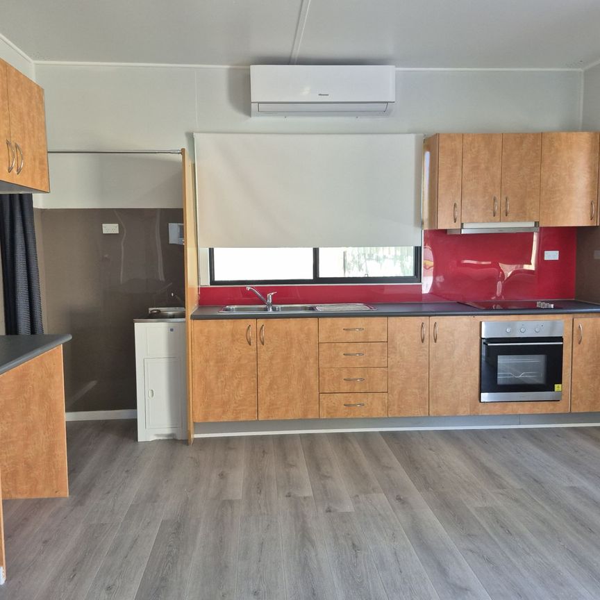 Fully Renovated 1-Bedroom Flat – Just 200m from the Beach! - Photo 1