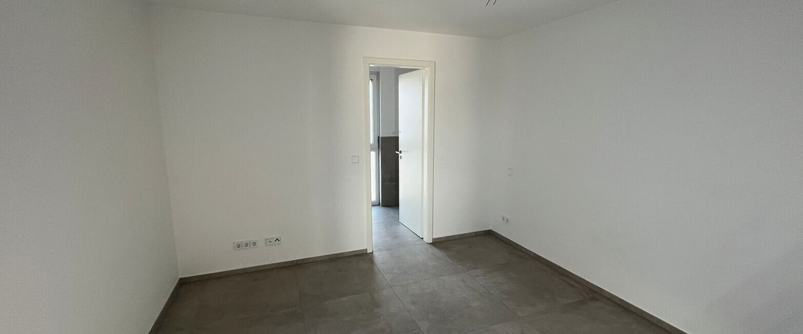Ab sofort: Moderne 2-Zimmer-Wohnung in Mainz-Kastel mit Balkon, Einbauküche und Tiefgaragenplatz - Photo 1