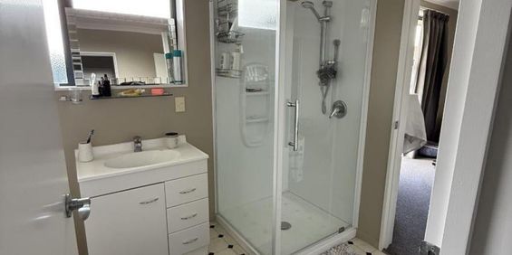 Private 3-Bedroom Home with Double Garage - Photo 3