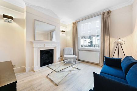 A beautiful maisonette located in this period building moments from the amenities of Elizabeth Street, and offering access to a garden from the apartment. - Photo 2