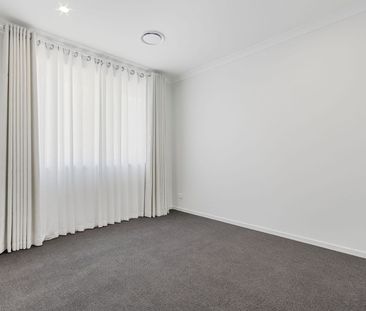 Spacious Modern Design Family Home! - Photo 4