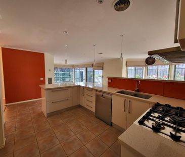 Bright 4 bedroom family home - Photo 2