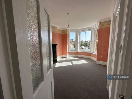 3 bedroom flat to rent - Photo 3
