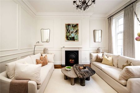 Brand-newly refurbished apartment with 3.5m ceilings situated on the first floor of a period building on this prime Mayfair street. - Photo 4