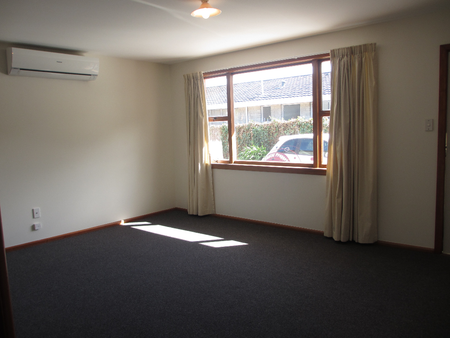 Sunny two-bedroom unit in Merivale - Photo 4