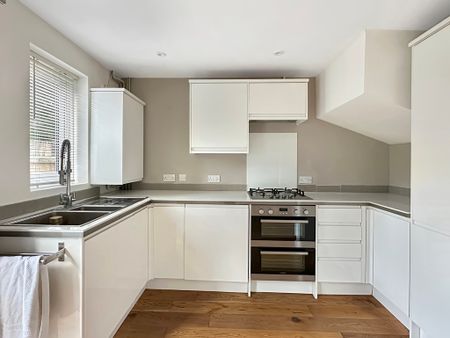 A recently renovated, two bedroom house conveniently located on Chesterton High Street, providing easy access to the Science Park, Cambridge North Railway Station, River Cam and historic city centre. - Photo 2