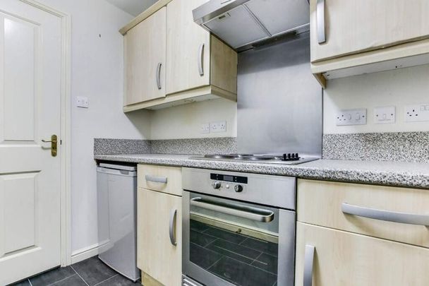 Queens Crescent - Photo 1