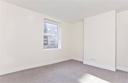 Deceptively spacious 3 bedroom mid-terraced property situated from Selby Town Centre within walking distances from a range of local amenities, Bus Station & Railway Station - Photo 3