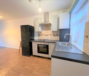 Two bedroom house close to Grange Hill Station- 1950 pcm - Photo 3