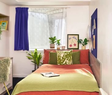 Large High Double Ensuite: Three Bed Flat - Photo 5