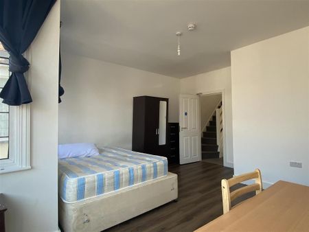 6 bedroom semi-detached house to rent - Photo 5