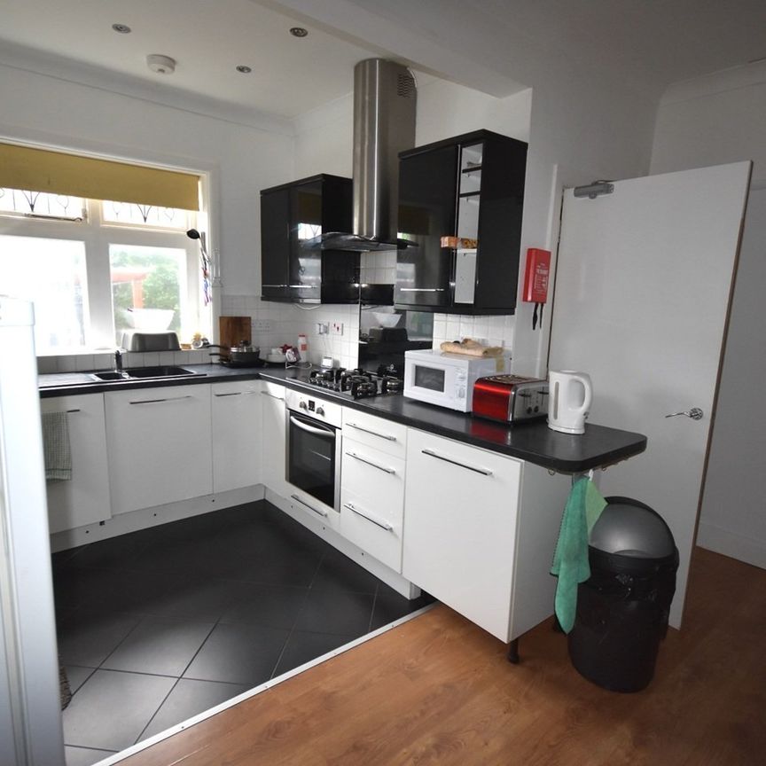 Room in a Shared House, Burgess Road, SO16 - Photo 1