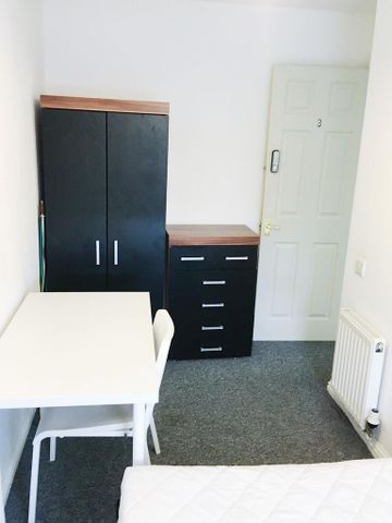 1 bedroom in a house share to rent - Photo 5