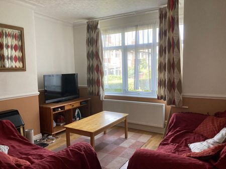 4 Bed Semi-Detached House, Kelso Gardens, LS2 - Photo 2