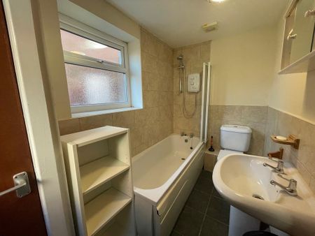 1 bedroom in a house share to rent - Photo 2
