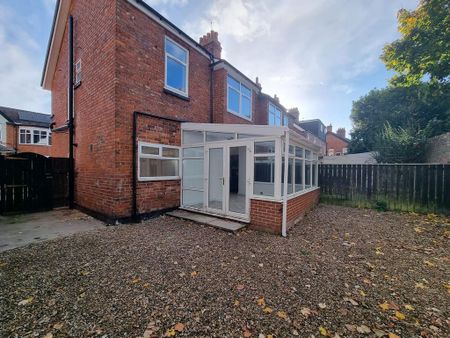 3 bedroom semi-detached house to rent - Photo 5