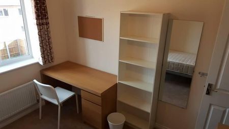 4 bedroom semi-detached house to rent - Photo 5