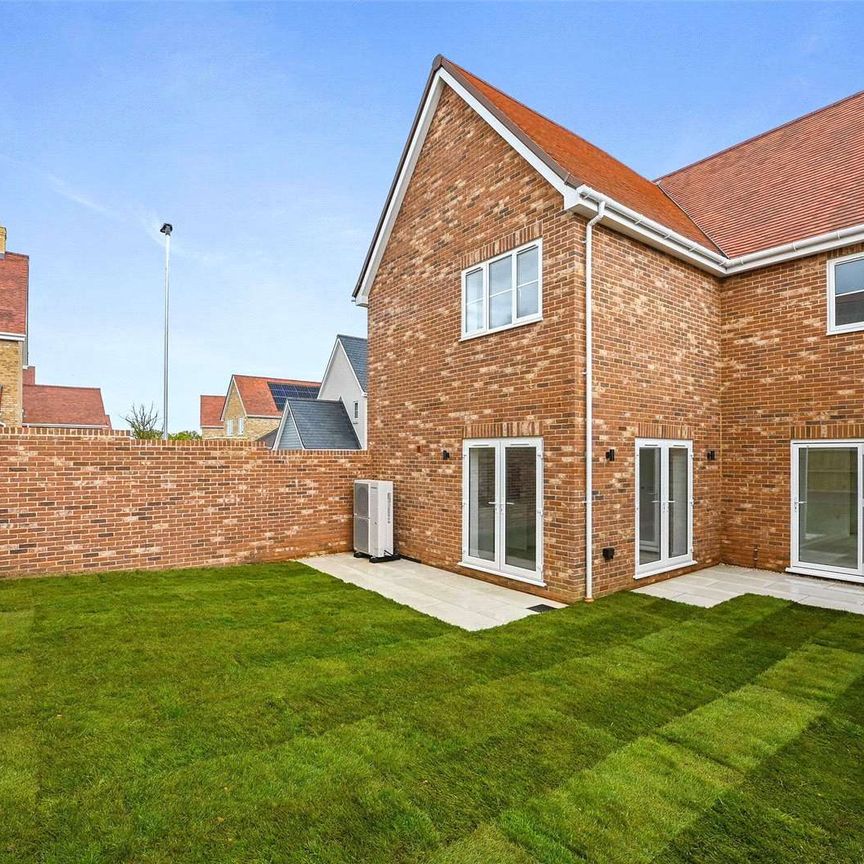 An impressive double fronted brand newly built four bedroom family home - Photo 1