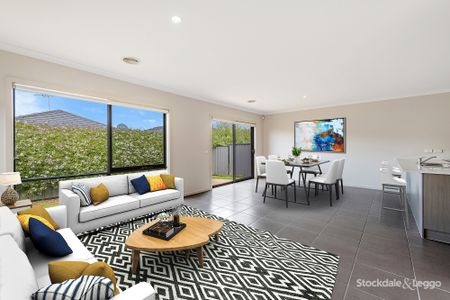 27 Bradshaw Avenue, Craigieburn VIC - Photo 2