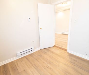 Charming 2 Bedroom House in Welland!! - Photo 4