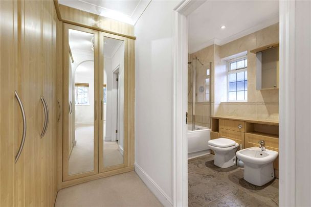 A fantastic detached five bedroom family home set in a gated development with off-street parking. - Photo 1