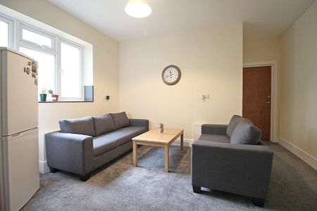 1 bedroom in a flat share to rent - Photo 4