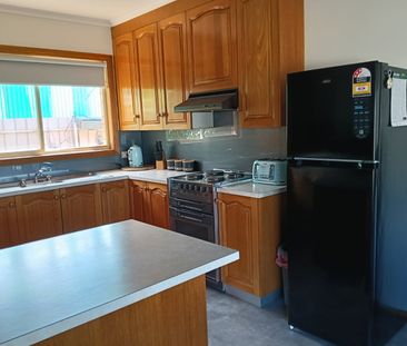 Neat 2 bedroom unit - Photo 5