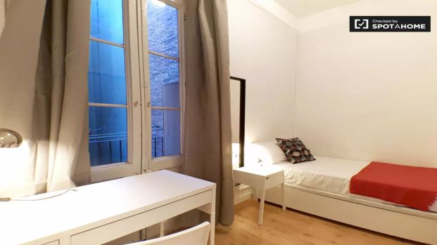 Double bed in Room in a shared 6-bedroom apartment for rent in Vila de Gràcia, professionals only - Foto 1