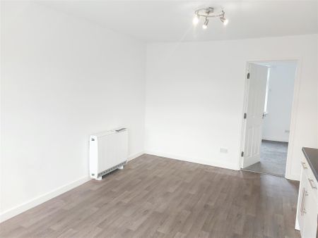 1 bedroom Flat to rent - Photo 2