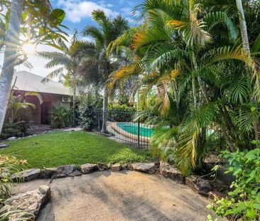 STUNNING FAMILY HOME WITH LARGE POOL - DURACK - Photo 5