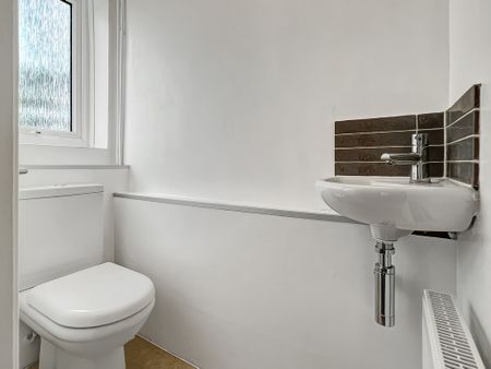 A well presented and spacious 3 bedroom terraced home, with garage, conservatory and enclosed garden in an excellent location within the popular village of Fulbourn. - Photo 3