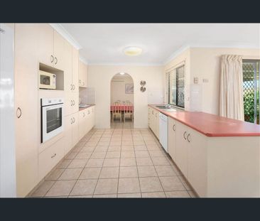 Family Living in a Peaceful Cul-De-Sac – Walk to School - Photo 5