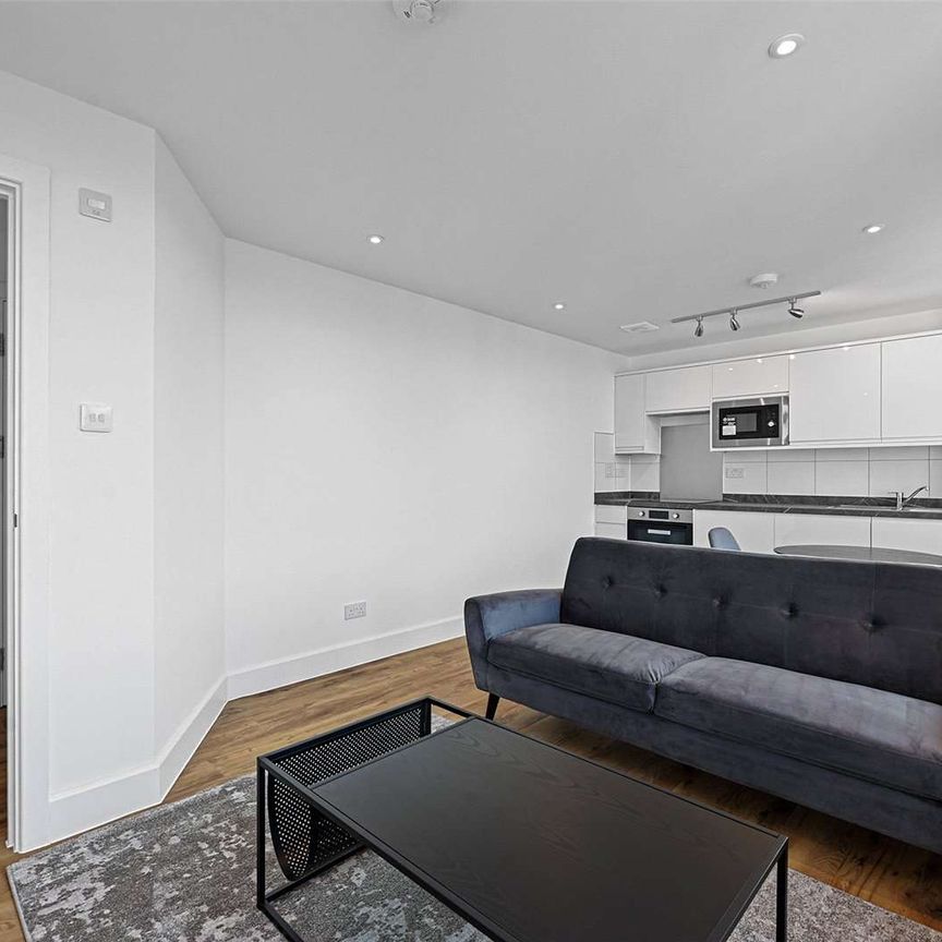 A newly refurbished one bedroom apartment in a convenient City location - Photo 1