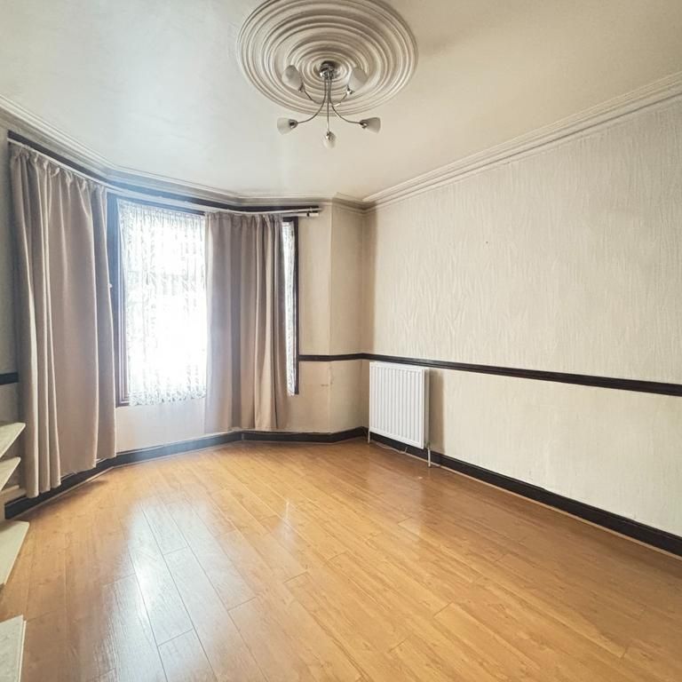 4 bedroom flat to rent - Photo 1