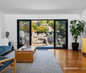 Contemporary family living with glorious mountain views - Photo 3