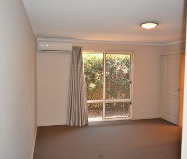 Spacious Family Home in Prestigious Saba Court - Photo 3