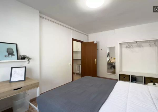 Single Bed in Rooms for rent in 5-bedroom apartment in Eixample