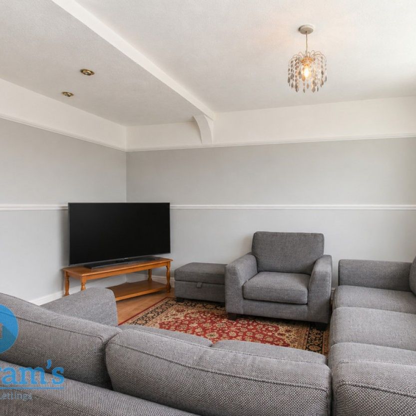 3 bed Flat for Rent - Photo 1
