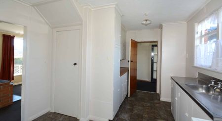Sunny Three Bedroom Home. - Photo 5