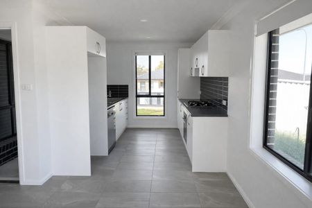Near New 2 Bedroom Hillvue Unit - Photo 3