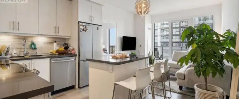 1704 - 95 ONEIDA CRESCENT | 1704 - 95 ONEIDA CRESCENT, Richmond Hill - Photo 1