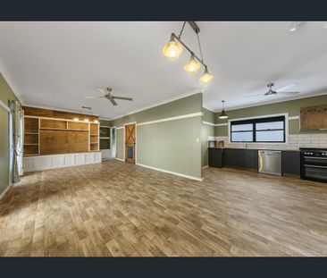 Private residence with large barn shed - Photo 2