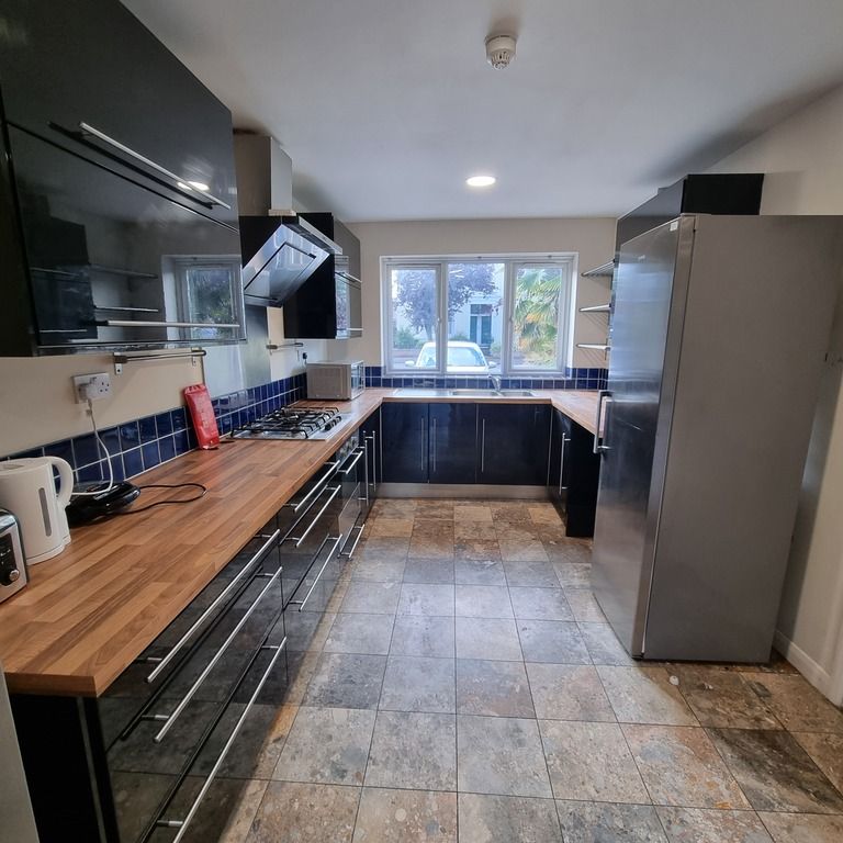 9 Bed Student Accommodation - Photo 1