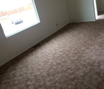 Freshly Painted 3 Bedroom Townhome – $1,700/month - Photo 2