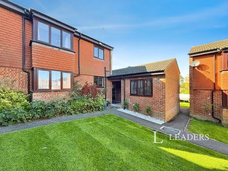 studio to rent Tudor House - Photo 3
