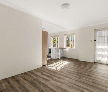 Light filled ground floor unit in New Farm, with water included. - Photo 3