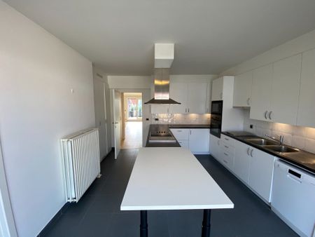 ONGEMEUBELD - Lichtrijk duplex-appartement te Paul Parmentierlaan met ruime terrassen op wandelafstand van de Zeedijk. - Foto 5