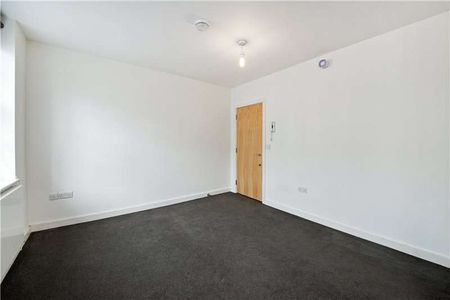 A well located studio flat with its own bathroom and shared kitchen facilities. - Photo 4