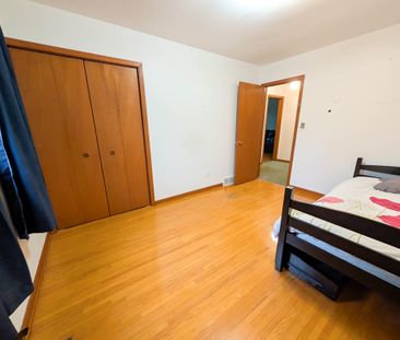 Spacious Fully Detached 4 Bedroom Home in Niagara Falls! - Photo 4