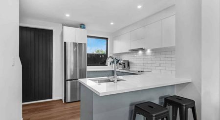 Modern 3-bedrooms, 2-bathrooms, with Private Outdoor Space! - Photo 2